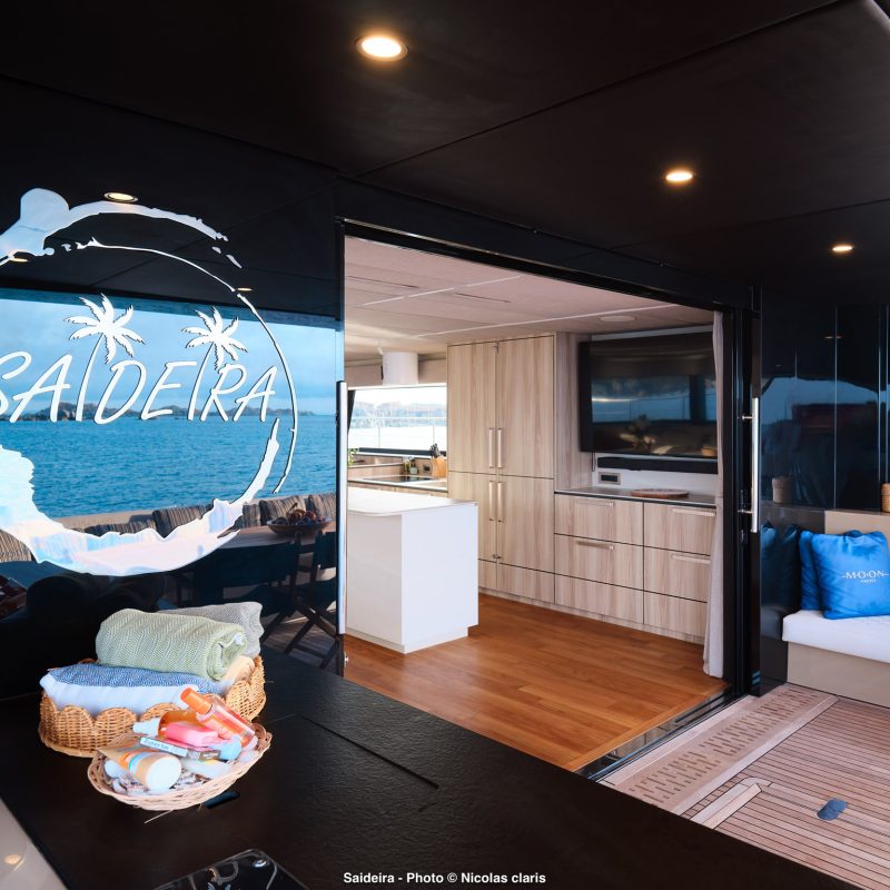 Pro - wall logo, tv, galley